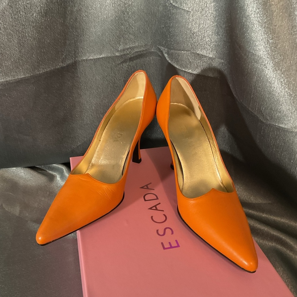 ESCADA orange pumps - Picture 2 of 3